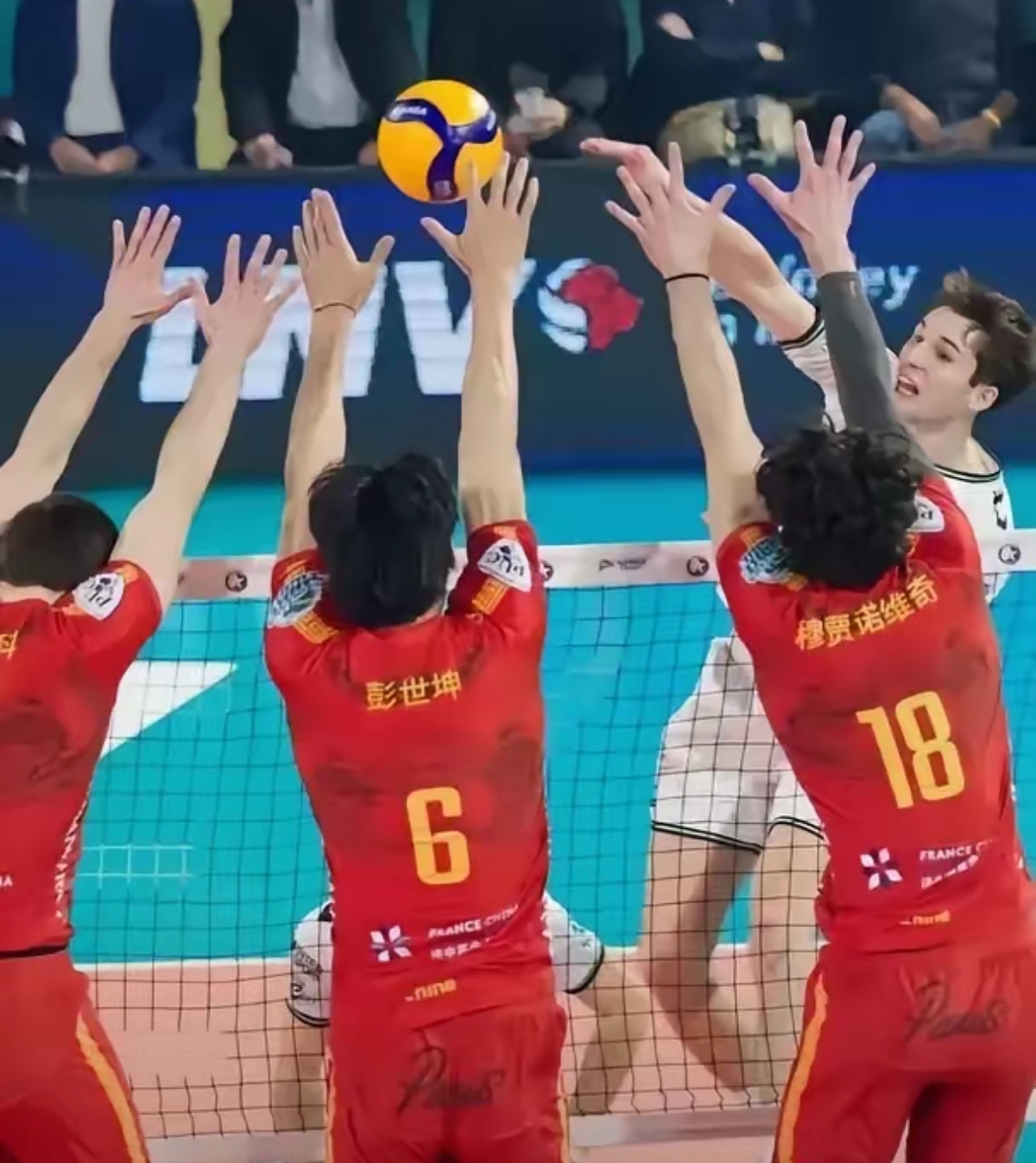 巴黎举行排球比赛，国家队表现历史性
