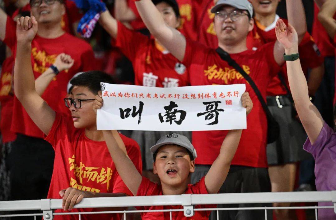 湖北球迷热情满场，为球队呐喊助威