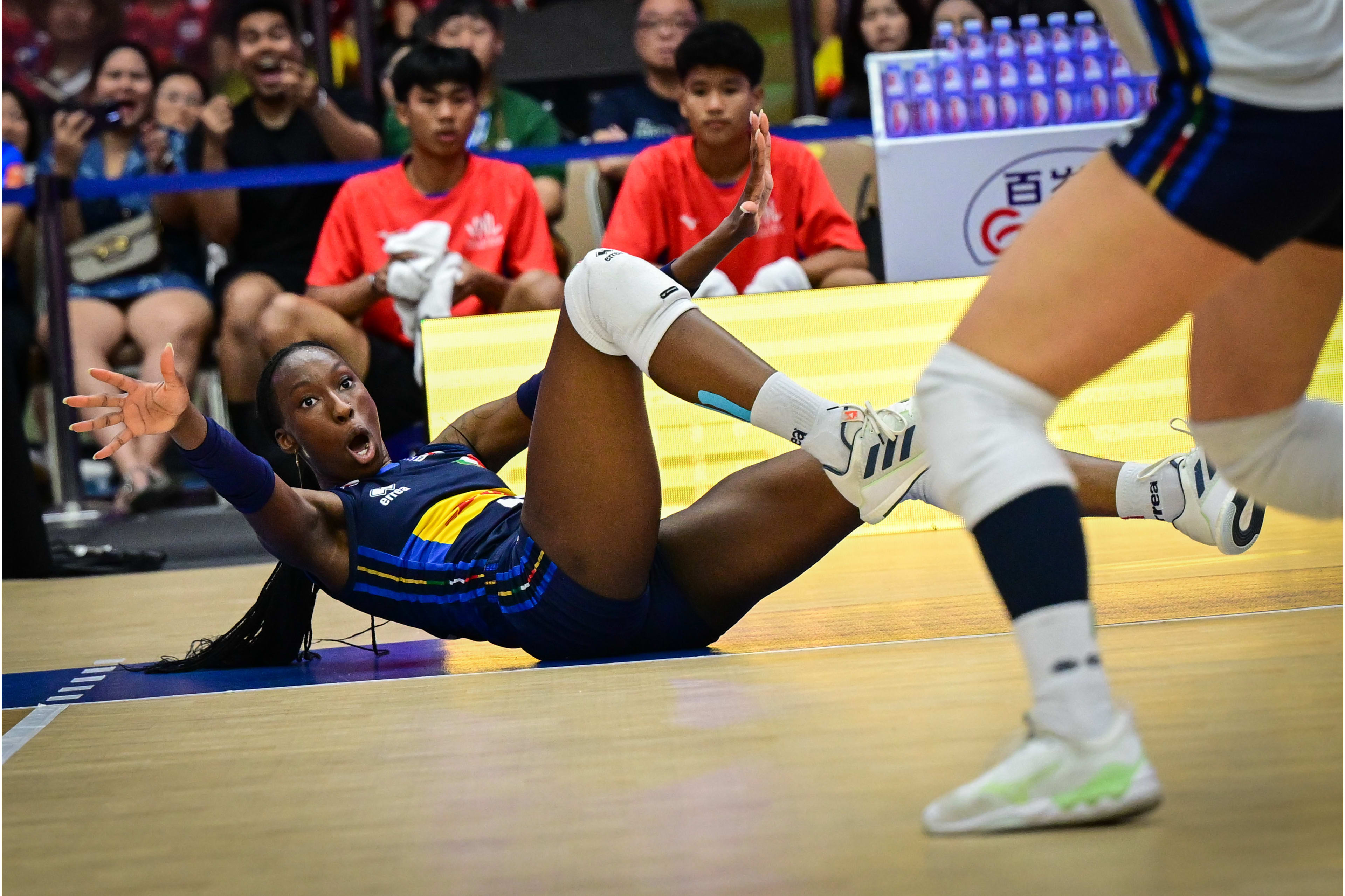 美国女子排球队横扫对手，晋级半决赛