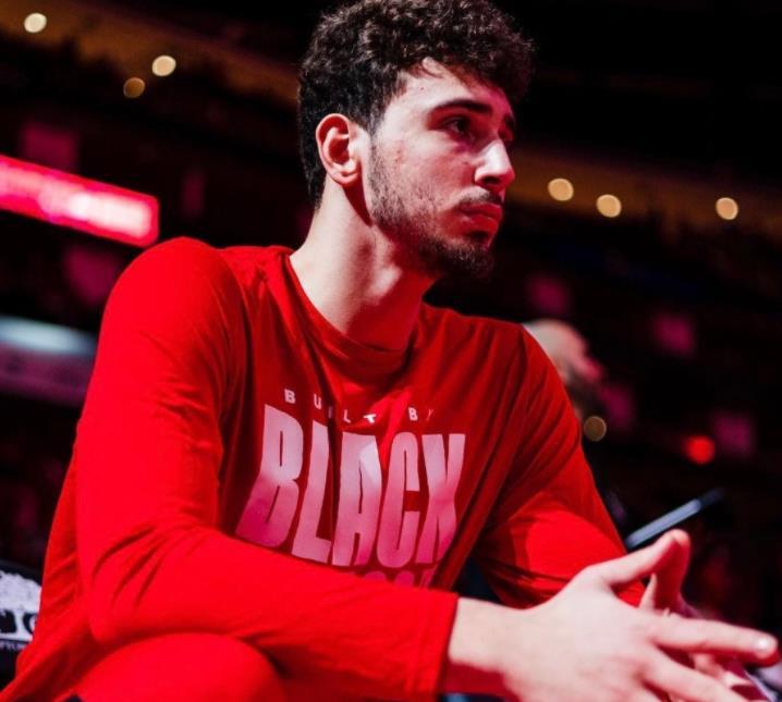 关于雄鹿爆冷美国男篮，拉文高光表现的信息